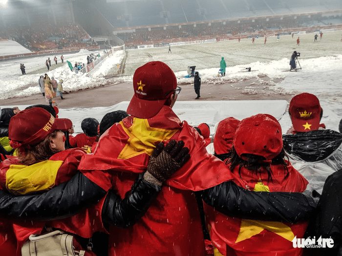 Cổ động viên Việt Nam nhặt rác giữa mưa tuyết sau trận chung kết - Ảnh 4.