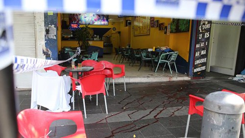 Những vết máu tại quán cafe nơi ông Dinh bị bắn chết. Ảnh: Daily Telegraph