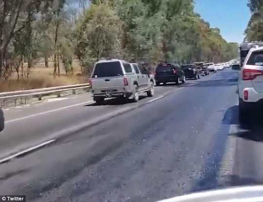 Úc: Đường cao tốc chảy nhựa vì nắng nóng - Ảnh 1.