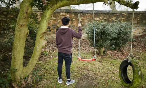  S, một trẻ từng bị buôn bán làm nô lệ trồng cần sa tại Anh, đang đối mặt với việc bị trục xuất về Việt Nam. Ảnh: Guardian.