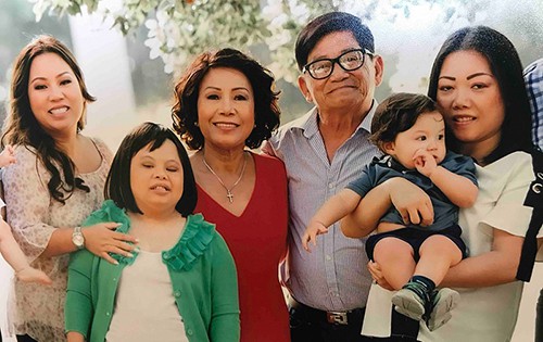 Gia đình bà Helen Huỳnh trước khi bà bị chẩn đoán mắc ung thư máu. Ảnh: Nextshark
