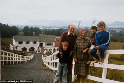 Vance cùng bố mẹ nuôi và anh em ở Bắc Ireland. Ảnh: SWNS