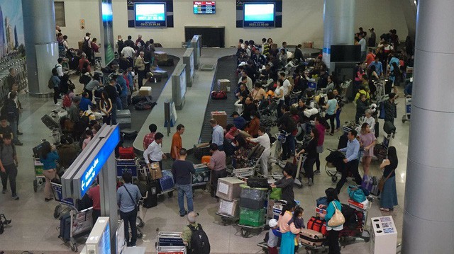 Băng chuyền hành lý tại ga quốc tế hoạt động liên tục