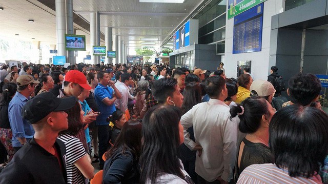 Khu vực trước cổng đến của nhà ga quốc tế có rất đông người ngóng chờ thân nhân xa xứ về quê ăn Tết