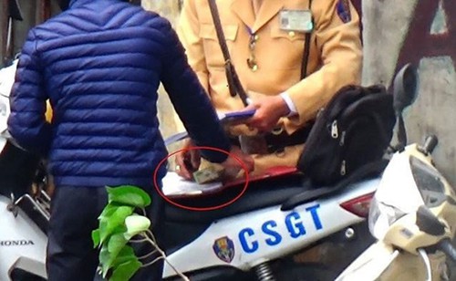 Hình ảnh CSGT nghi nhận tiền người vi phạm bị ghi lại. Ảnh: Cắt từ video.