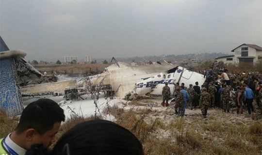 Đang hạ cánh, máy bay rơi xuống bốc cháy, 50 người chết - Ảnh 4.