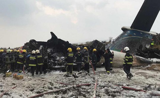 Đang hạ cánh, máy bay rơi xuống bốc cháy, 50 người chết - Ảnh 5.