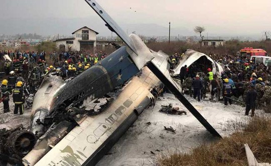 Đang hạ cánh, máy bay rơi xuống bốc cháy, 50 người chết - Ảnh 3.
