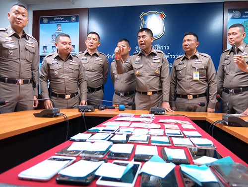 Cảnh sát Bangkok và số tang vật tịch thu từ nhóm cướp. Ảnh: The Nation
