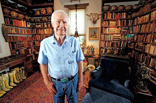 Ông Forrest Fenn tại nhà ở bang New Mexico năm 2014. Ảnh: AP