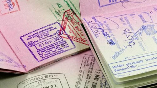 Đối với nhiều người, việc sở hữu một quyển hộ chiếu có chi chít tem xuất - nhập cảnh là một kỷ niệm đẹp. Ảnh: News.