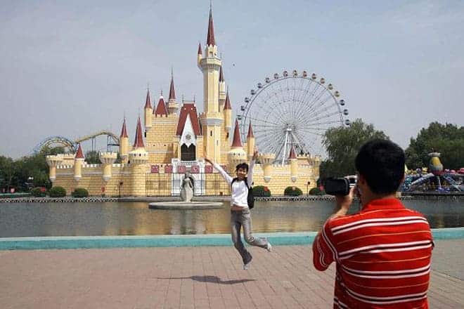 <b>Công viên Disneyland “nhái”</b><br><br>Công viên giải trí Shijingshan ở Bắc Kinh, Trung Quốc được mở cửa vào năm 1986 với khẩu hiệu “Disneyland ở quá xa”. Khi tới thăm công viên này, khách cứ ngỡ mình đang bước vào một công viên chủ đề Disneyland thật.<br><br>Năm 2007, Disney đã tiến hành đàm phán với Shijingshan nhằm yêu cầu công viên chấm dứt vi phạm bản quyền. Tuy vậy, thay vì đóng cửa, Shijingshan tiếp tục nâng cấp và mở rộng.