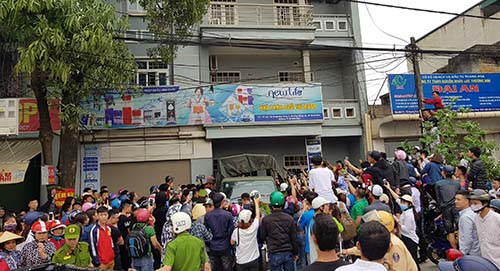Cả nghìn người dân theo dõi công án khám xét căn nhà 744 Quang Trung 3, chiều 27/4. Ảnh: Lê Hoàng.