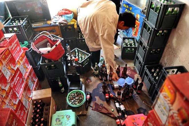<b>Rượu “nhái”</b><br><br>Rượu cao cấp “nhái” là một trong những xu hướng hàng “nhái” đáng lo ngại nhất ở Trung Quốc. Trong một chiến dịch truy quét vào tháng 11/2014, nhà chức trách Trung Quốc đã phát hiện hơn 100.000 chai rượu giả, “nhái” dán nhãn Johnie Walker, Hennessy, Remy….<br><br>Với những thành phần như nước rửa sơn móng tay, chất tẩy rửa và Methanol, những chai rượu giả, “nhái” này có thể rất độc hại. Người tiêu dùng uống phải có thể bị nôn mửa, chóng mặt, tiêu chảy, thậm chí mù lòa, suy gan thận…