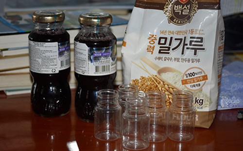 Nhiều chai chứa chất lỏng lạ được tìm thấy trong căn nhà của Hội thánh Đức Chúa Trời ở TP Thanh Hoá. Ảnh: CA.