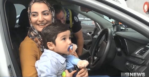 Chị Sehar đưa con trai tới sở cảnh sát để cảm ơn.