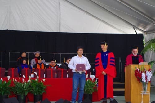  Năm 2015, Phạm Hy Hiếu (áo trắng) nhận giải thưởng The Ben Wegbreit dành cho sinh viên có luận văn xuất sắc nhất tại Đại học Stanford. Ảnh: P.H/Vnexpress. 