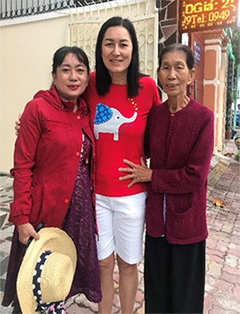 Mỹ Hương cùng chị gái - Lê Thị Sương và mẹ Hồ Thị Tuyết. 
