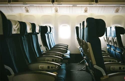 Hành khách khó có thể tìm được một chiếc máy bay thông thường nào có hàng ghế đặc biệt như vậy: quay về phía đuôi máy bay. Ảnh: T&L.