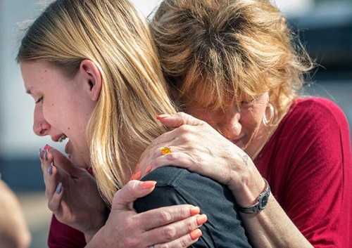Học sinh trường Santa Fe khóc khi gặp bố mẹ. Ảnh: CNN.