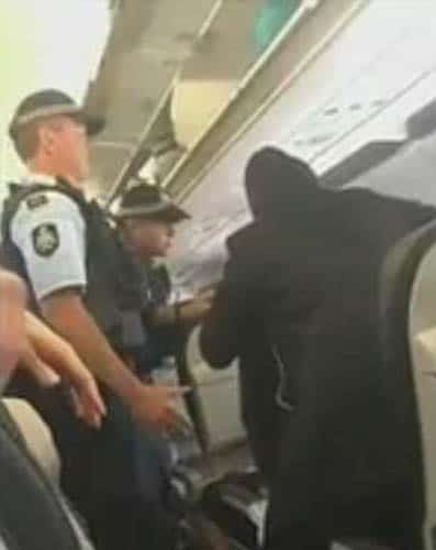 Cảnh sát Australia đã xuất hiện trên máy bay và đưa người phụ nữ gây rối xuống. Ảnh: 9News.