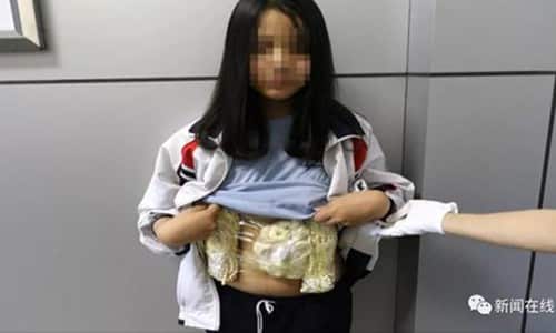 Nữ sinh 13 tuổi người Việt bị phát hiện giấu 49 trang sức làm từ ngà voi quanh bụng hôm 4/5. Ảnh: Sina