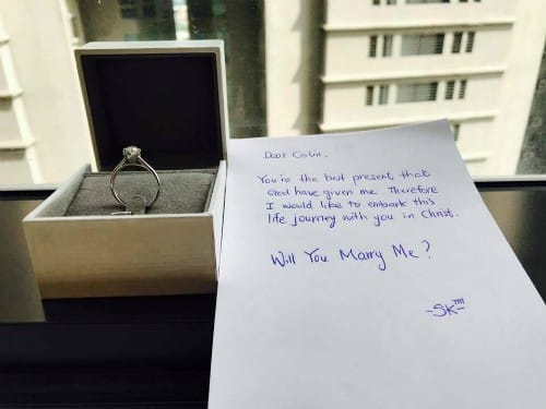Chàng trai Malaysia ngỏ lời cầu hôn cô gái Việt bằng cách bí mật đặt nhẫn và một tờ giấy bên cửa sổ, khi nàng thức dậy vào sớm mai. Ảnh: NVCC.