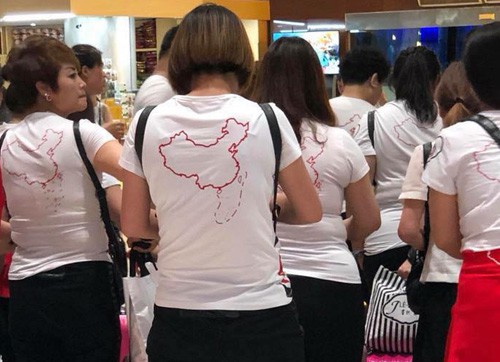 Nhóm khách Trung Quốc mặc áo in hình bản đồ nước này kèm ranh giới đường lưỡi bò. Ảnh: Vũ Chả.