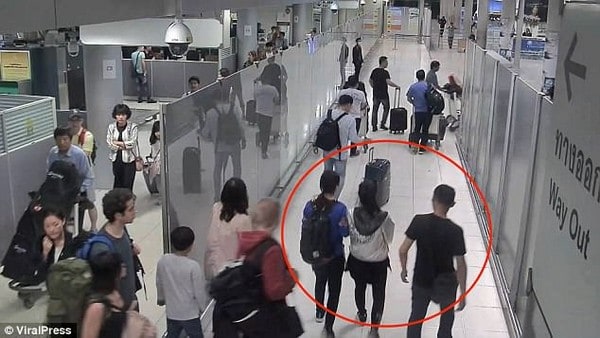 Nhiều người đặt ra câu hỏi tại sao Chen không nhờ sự giúp đỡ của những người xung quanh, khi có rất đông người qua lại tại sân bay