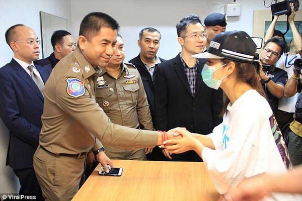 Cô Chen (phải) nói chuyện với cảnh sát khi được trả tự do sau 13 ngày bị bắt cóc