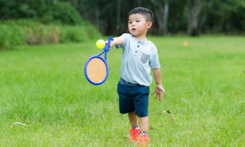Cho trẻ tiếp xúc với các môn thể thao được những gia đình giàu có ưa thích như tennis, golf là một cách giúp con sau này dễ xây dựng được các mối giao tiếp xã hội. Ảnh: Dreamstime.