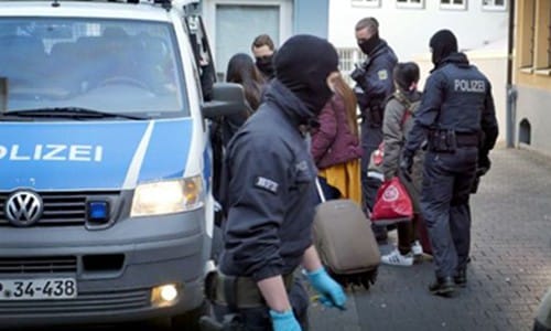 Cảnh sát Đức trấn áp những người nhập cư trái phép. Ảnh: SNN