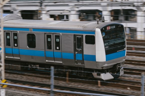 Công ty đường sắt Nhật Bản xin lỗi người dân vì để tàu khởi hành sớm 25s, gọi đó là hành động không thể tha thứ được - Ảnh 1.