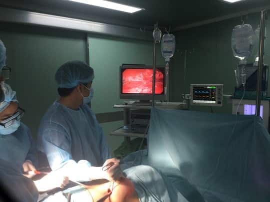 Nâng ngực bị vôi hóa, nữ Việt kiều đau đớn cầu cứu bác sĩ - Ảnh 2.