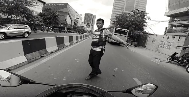 Nhan tien tu biker Viet Nam, hai CSGT Campuchia bi dinh chi hinh anh 2