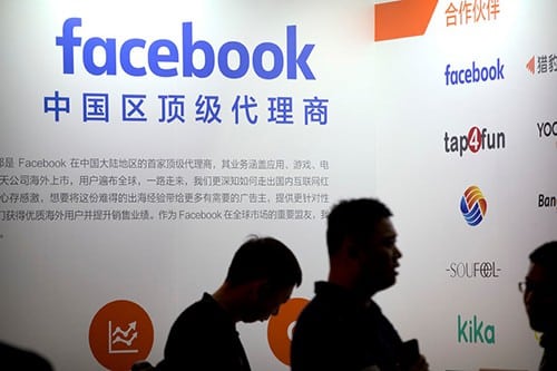 Logo Facebook tại một sự kiện được tổ chức tại Trung Quốc. Ảnh: NYT.