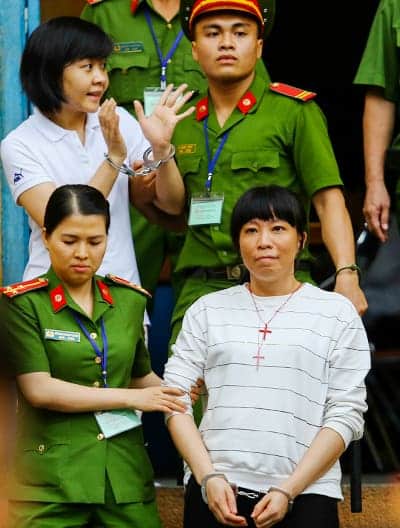 Bị cáo Vy (áo trắng, hàng trên) tạm biệt người thân sau phiên tòa. Ảnh: Thành Nguyễn.