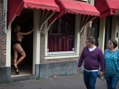 Du khách đi dạo trên phố đèn đỏ tại Amsterdam. Ảnh: Flickr.