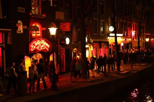 Phố đèn đỏ tại Amsterdam là một trong những điểm đến hút khách nhất của thủ đô xứ sở hoa tulip. Ảnh: Easy Hotel Benelux.