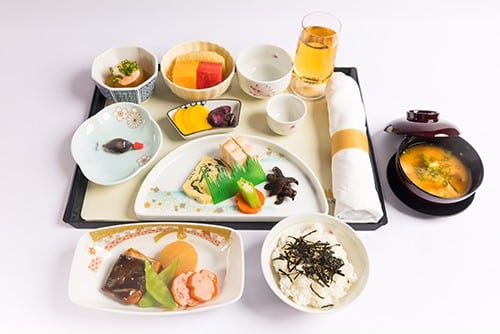 Một bộ dụng cụ suất ăn trên chuyến bay từ Việt Nam đi Nhật Bản.