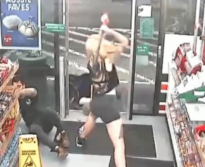 Úc: Cô gái trẻ xách rìu vào cửa hàng tiện lợi bổ 2 khách mua hàng rồi lăn ra ngất xỉu - Ảnh 1.