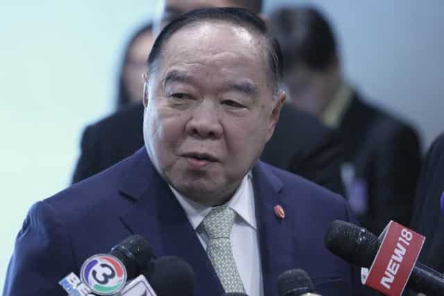 Phó thủ tướng Thái Lan hứng đá của dân Trung Quốc, phải xin lỗi - Ảnh 2.