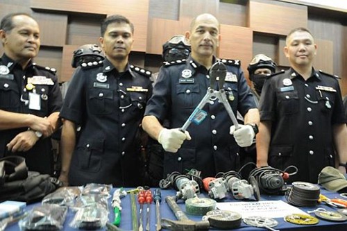 Cảnh sát Malaysia tịch thu các công cụ mà nhóm trộm két sắt người Việt sử dụng. Ảnh: The Star