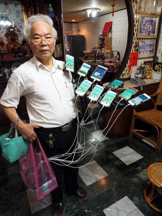 Cụ ông 70 tuổi gắn 11 điện thoại vào xe đạp để chơi Pokemon Go - Ảnh 2.