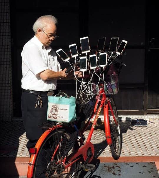 Cụ ông 70 tuổi gắn 11 điện thoại vào xe đạp để chơi Pokemon Go - Ảnh 1.