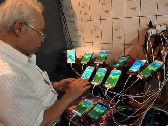 Cụ ông 70 tuổi gắn 11 điện thoại vào xe đạp để chơi Pokemon Go - Ảnh 3.