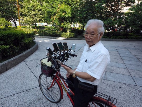Cụ ông 70 tuổi gắn 11 điện thoại vào xe đạp để chơi Pokemon Go - Ảnh 6.