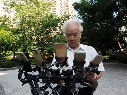 Cụ ông 70 tuổi gắn 11 điện thoại vào xe đạp để chơi Pokemon Go - Ảnh 5.