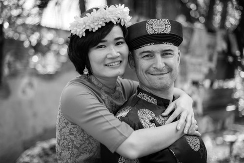 Ngân và Simon tổ chức một lễ cưới rất nhỏ, không có đón dâu, không nhận quà. Với họ, hôn nhân chỉ là một bước chuyển tiếp giai đoạn sau khi cả hai đã chắc chắn về tình cảm mình dành cho nhau, chứ không phải là sự bắt buộc gắn kết mãi mãi. Một người chồng chỉ đơn giản là bạn đời đi cùng cho đến khi nào có thể mà thôi 