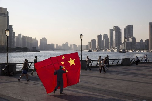 Người dân Trung Quốc ở khu Phố Đông (Thượng Hải). Ảnh: Bloomberg